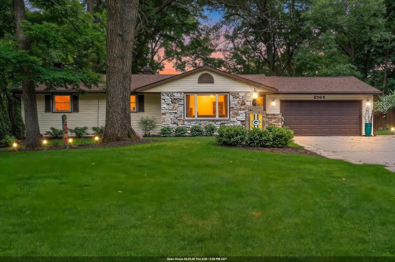 2565 Hazelwood Ln, Green Bay, WI 54304