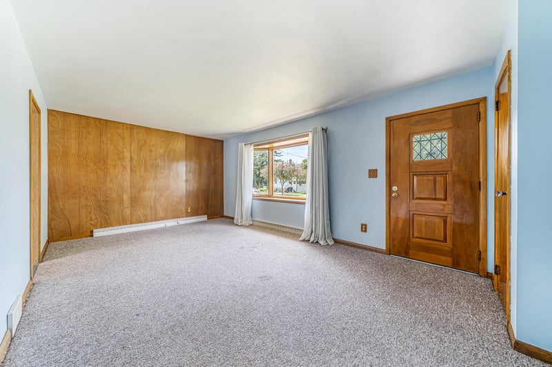 690 5th Ave, Oshkosh, WI 54902