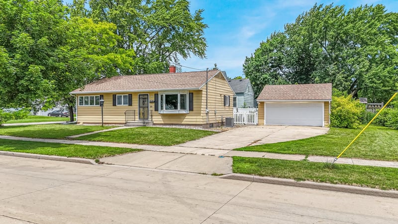 690 5th Ave, Oshkosh, WI 54902