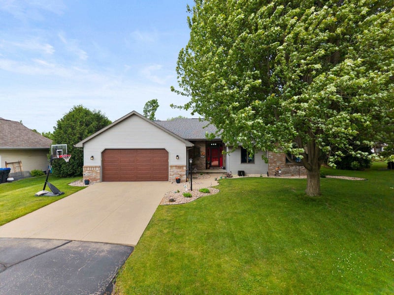 W2585 Oakbrook Ct, Appleton, WI 54915