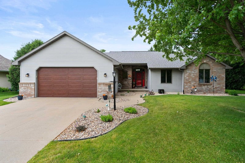 W2585 Oakbrook Ct, Appleton, WI 54915