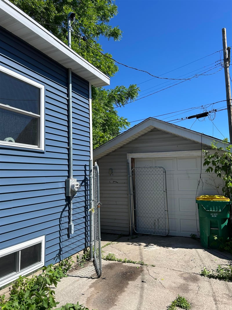 828 School Pl, Green Bay, WI 54303