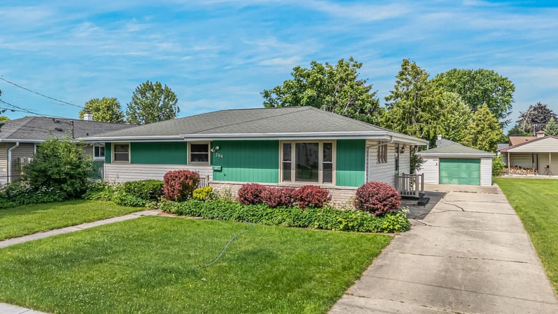 704 John St, Menasha, WI 54952