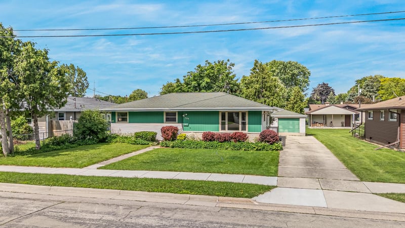 704 John St, Menasha, WI 54952