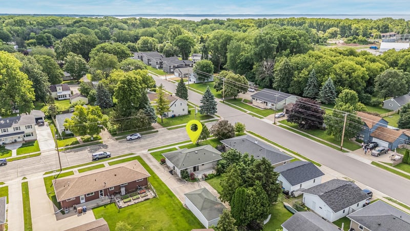 704 John St, Menasha, WI 54952