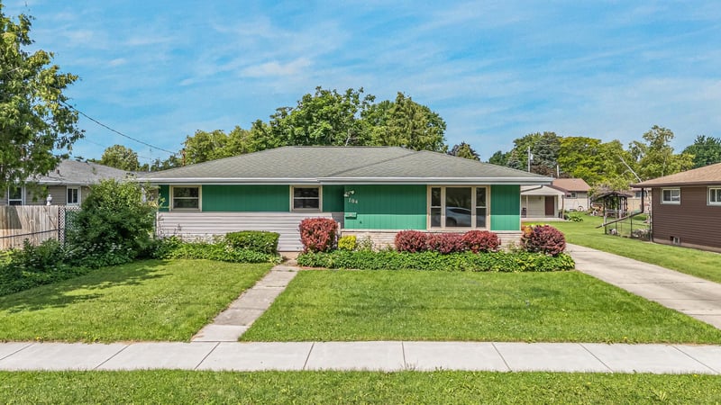 704 John St, Menasha, WI 54952
