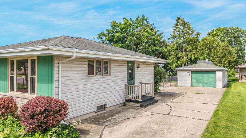 704 John St, Menasha, WI 54952