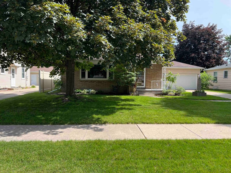 1673 Juniper Dr, Green Bay, WI 54302-2335
