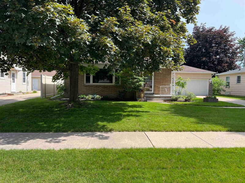 1673 Juniper Dr, Green Bay, WI 54302-2335