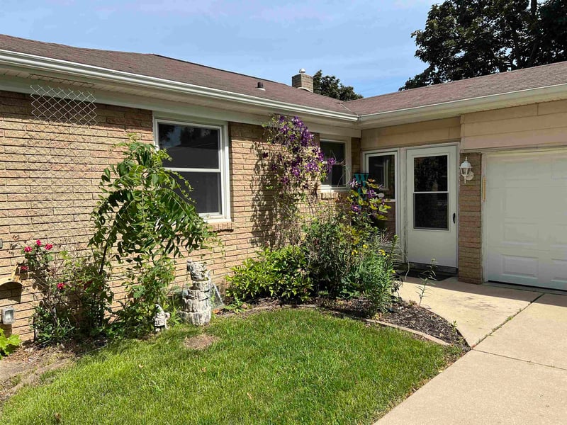 1673 Juniper Dr, Green Bay, WI 54302-2335
