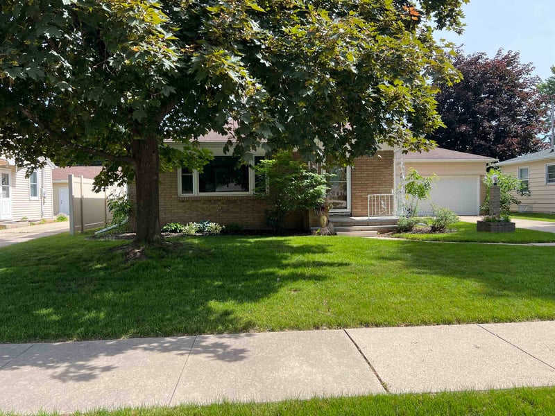 1673 Juniper Dr, Green Bay, WI 54302-2335