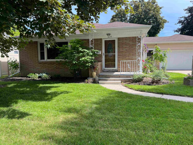 1673 Juniper Dr, Green Bay, WI 54302-2335