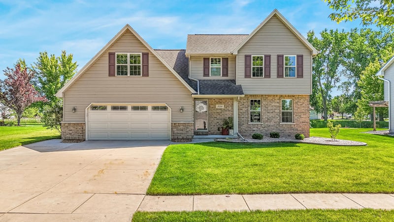 2014 Charles St, De Pere, WI 54115