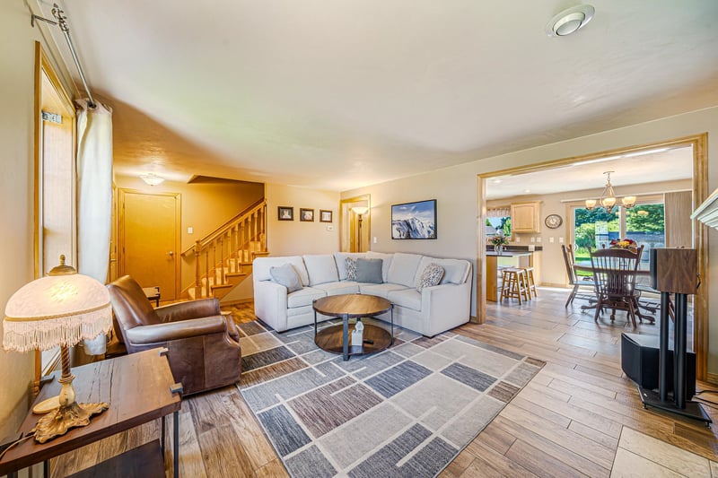 2014 Charles St, De Pere, WI 54115