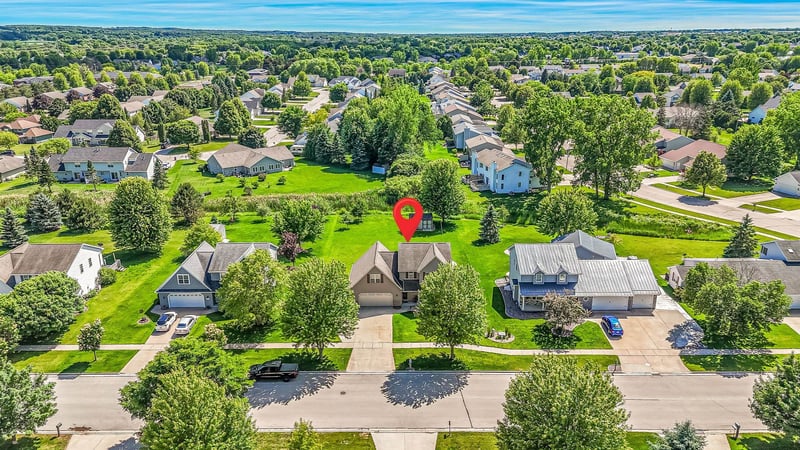 2014 Charles St, De Pere, WI 54115