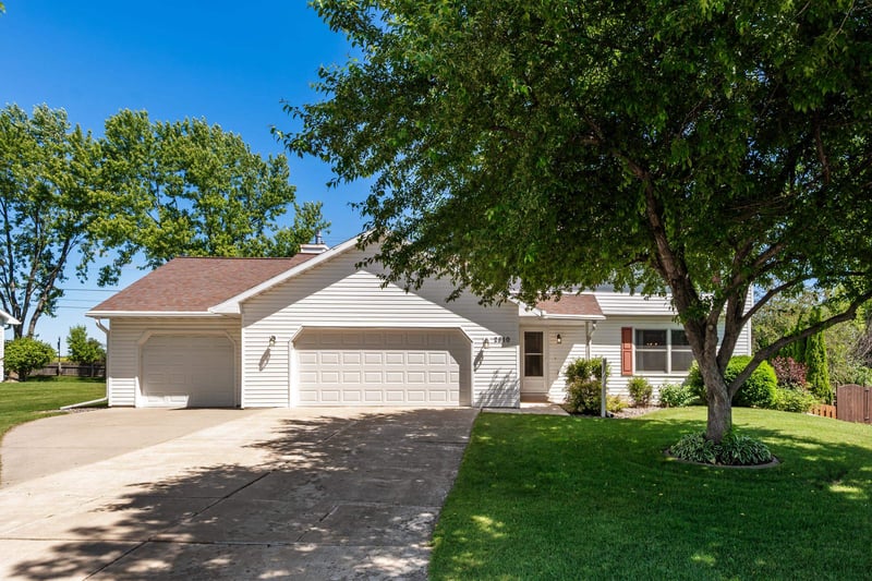 2810 Riveridge Ln, Green Bay, WI 54313-9535