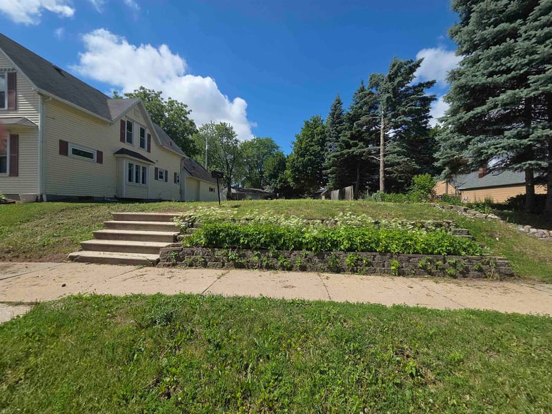 105 5th St, Kaukauna, WI 54130