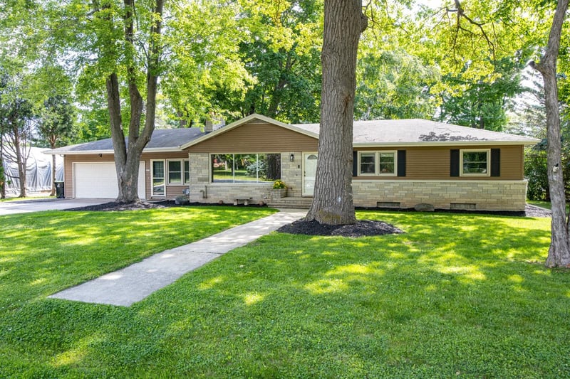 2674 Woodcrest Dr, Neenah, WI 54956