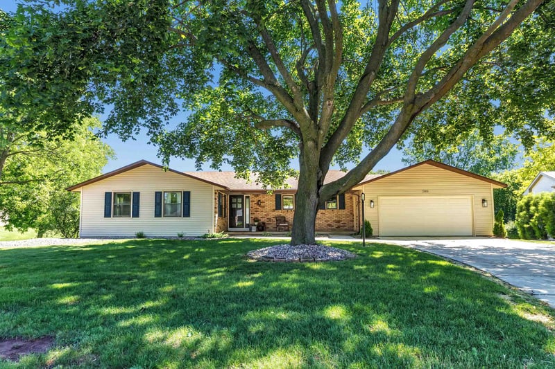 2851 Blue Jay Ln, Green Bay, WI 54313-5801