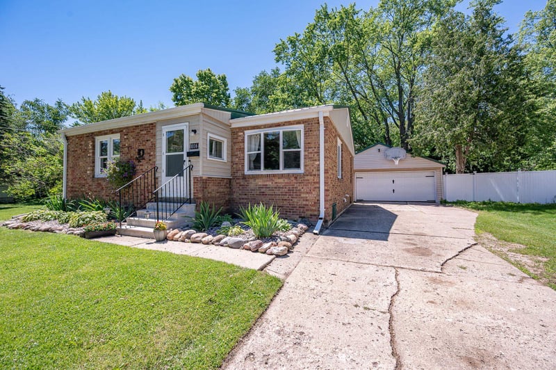 1016 7th St, De Pere, WI 54115