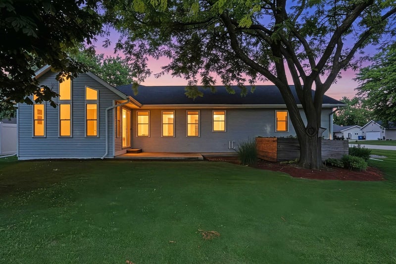 702 Carol Ln, Pulaski, WI 54162