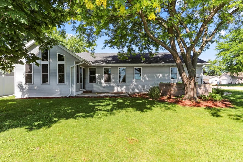 702 Carol Ln, Pulaski, WI 54162