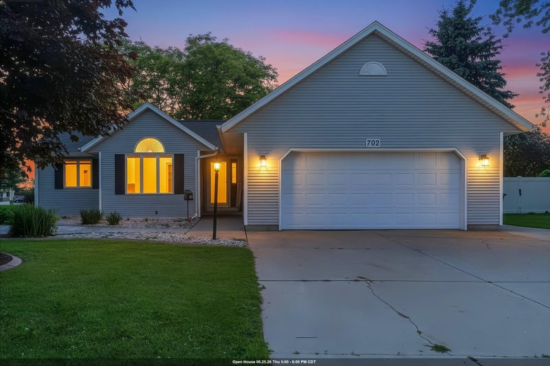 702 Carol Ln, Pulaski, WI 54162