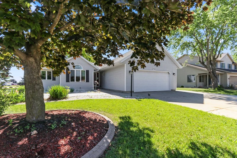 702 Carol Ln, Pulaski, WI 54162