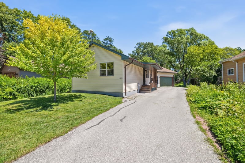 1019 6th St, De Pere, WI 54115-1110