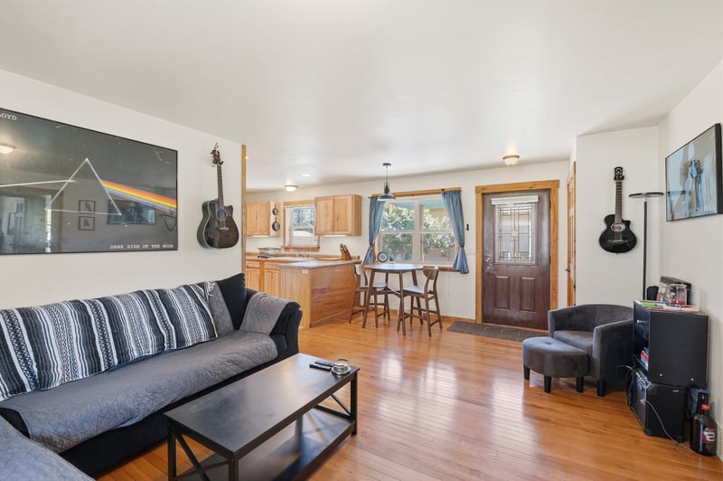 1019 6th St, De Pere, WI 54115-1110