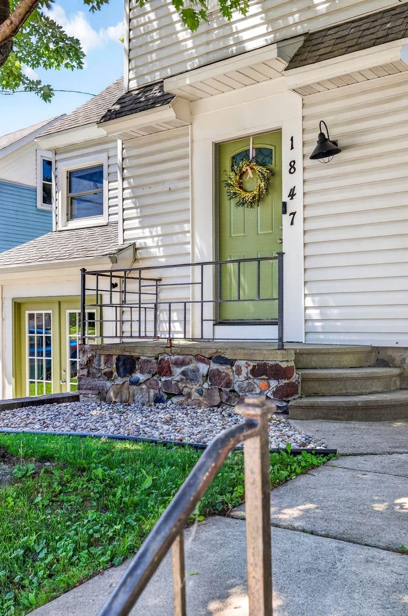 1847 Oregon St, Oshkosh, WI 54902