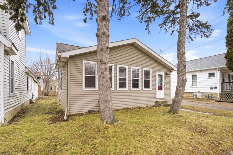 613 Shawano Ave, Oshkosh, WI 54901