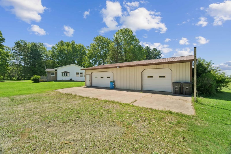 W10531 Roloff Rd, New London, WI 54961