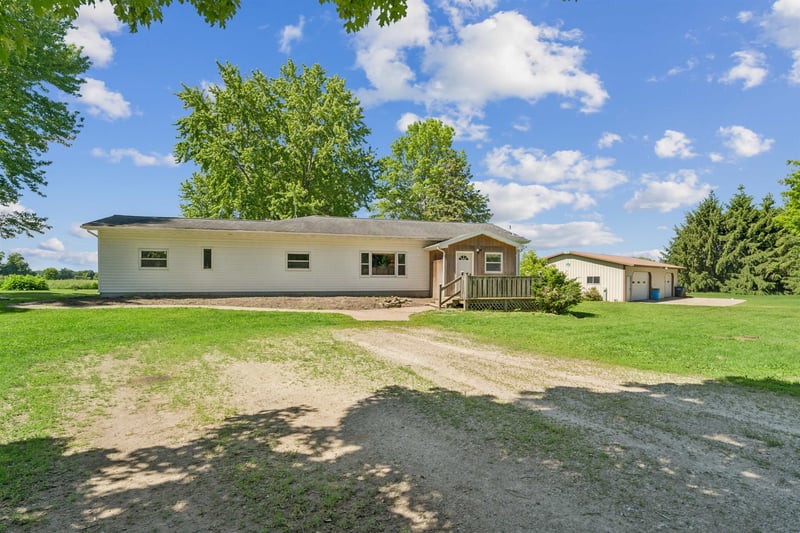 W10531 Roloff Rd, New London, WI 54961