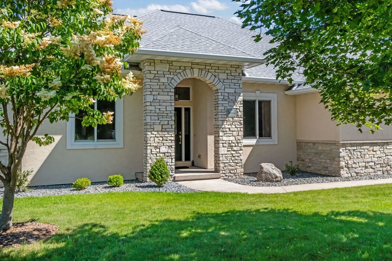 N1421 Meadow Park Dr, Greenville, WI 54942-8756