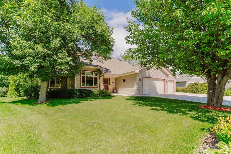 2355 Hickory Ct, Oshkosh, WI 54901-3200