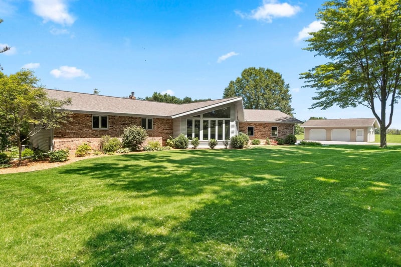 3685 Elmtree Rd, Suamico, WI 54313