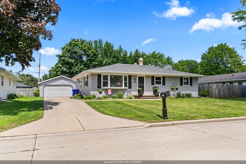 1118 Park Hills Dr, Appleton, WI 54915