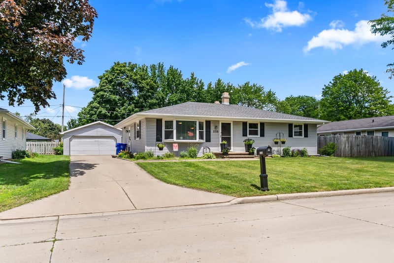 1118 Park Hills Dr, Appleton, WI 54915