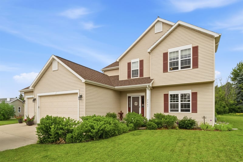 N2467 Chapel Hill Dr, Greenville, WI 54942