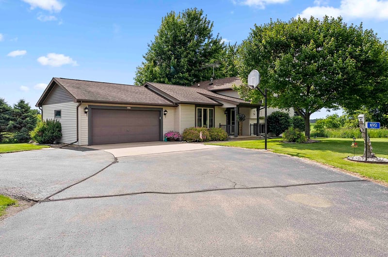 N951 Ruppel Ct, Dale, WI 54931