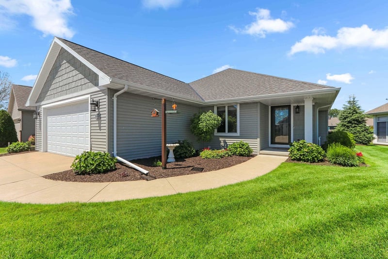 2025 Wisteria Cir, Suamico, WI 54313-3270