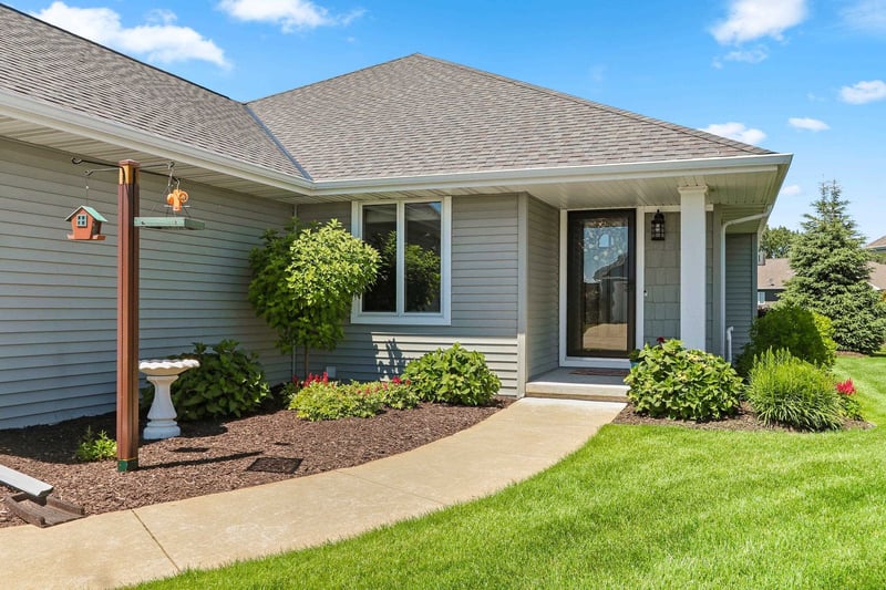 2025 Wisteria Cir, Suamico, WI 54313-3270