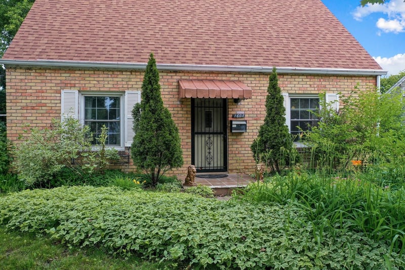 1604 Dousman St, Green Bay, WI 54303-3210