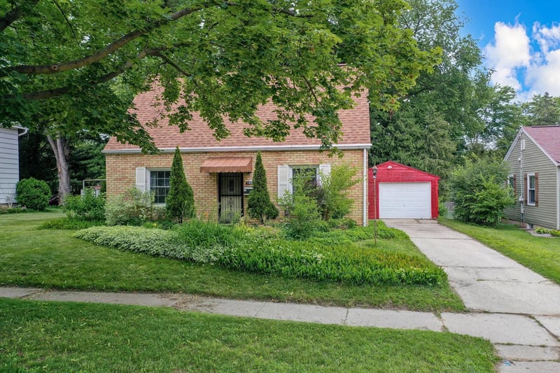 1604 Dousman St, Green Bay, WI 54303-3210