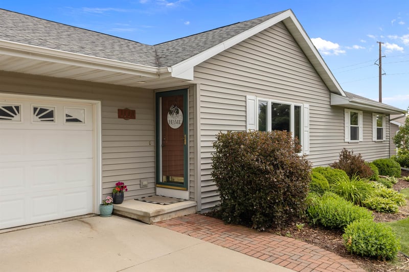 1140 Grassy Plains Dr, Neenah, WI 54956