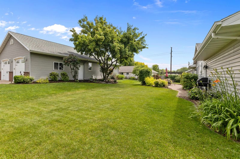 1140 Grassy Plains Dr, Neenah, WI 54956