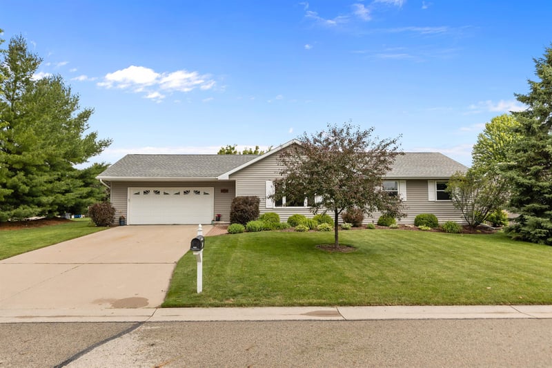 1140 Grassy Plains Dr, Neenah, WI 54956