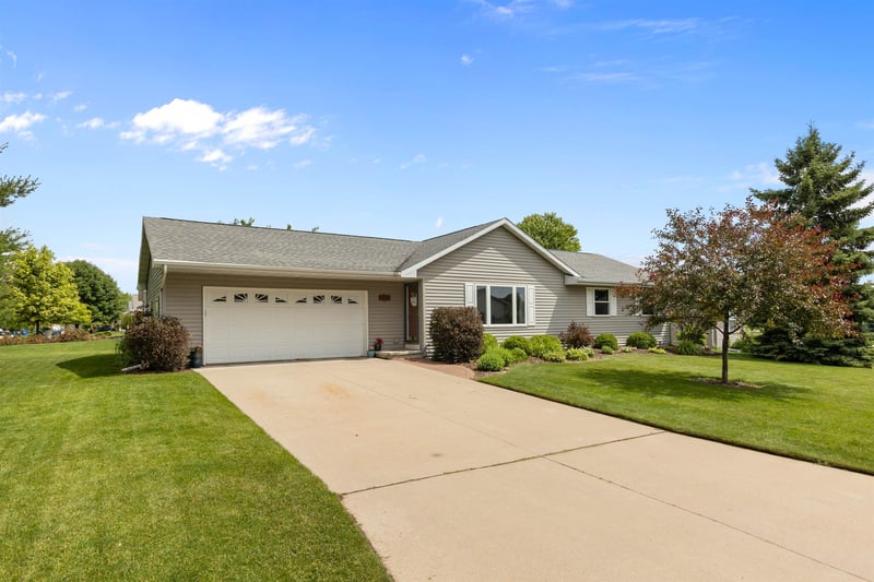 1140 Grassy Plains Dr, Neenah, WI 54956