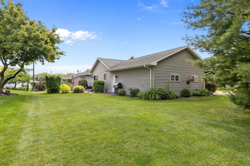 1140 Grassy Plains Dr, Neenah, WI 54956